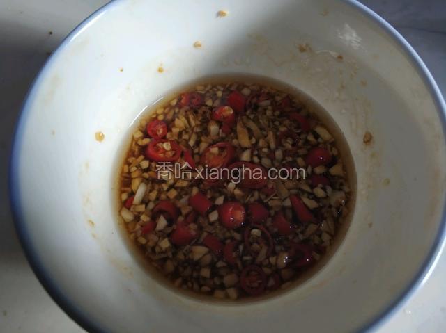 碗里放小米椒，姜蒜，盐，生抽，蚝油，香油，鸡精，醋白糖调味。