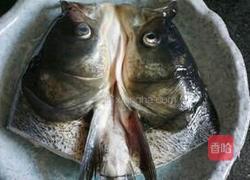 剁椒鱼头的做法图解1