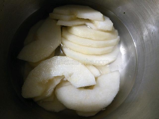 将梨片入开水中绰一下，用水冲凉，控干水分