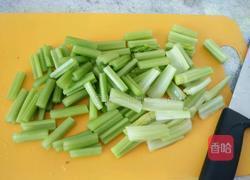 凉拌芹菜虾仁的做法图解1