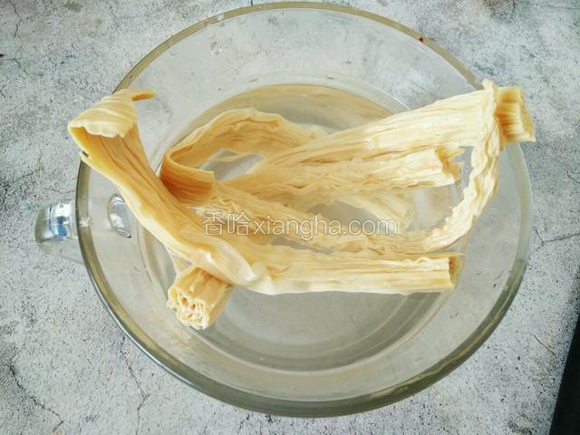 腐竹泡软，大约需要两三个小时