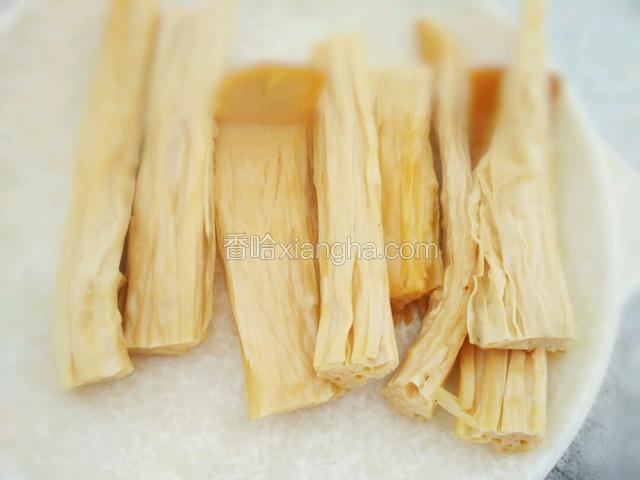 然后切成段，像图中那样的长就可以