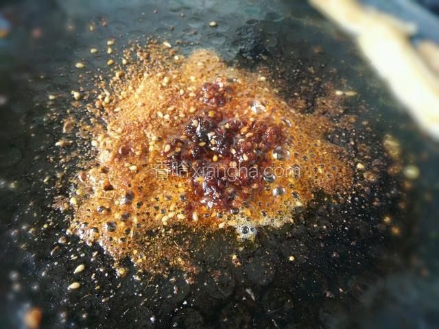 辣椒粉加辣椒油炒香（家里有烧烤辣椒粉，可以用那种的，非常香）