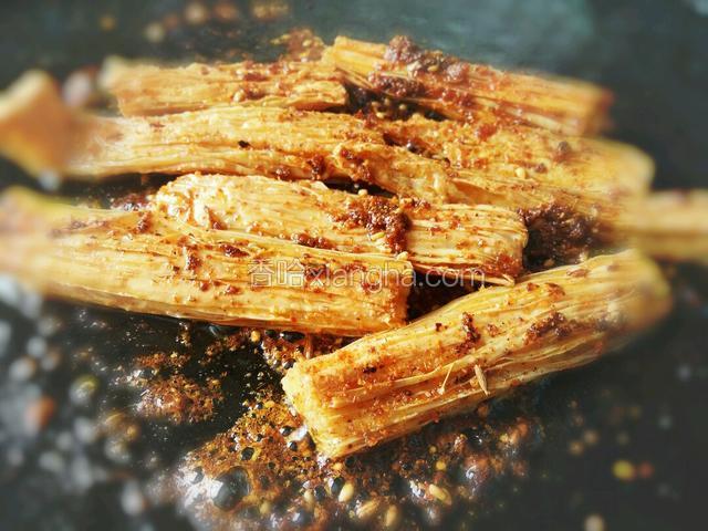 然后将煎好的腐竹都裹满辣椒就可以了