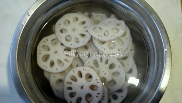 藕片焯熟后倒入提前冷好的白开水或者矿泉水中过凉。