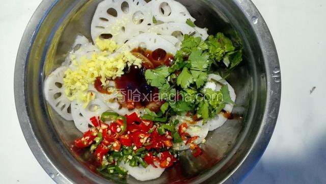 藕片过凉后把水倒掉，放入盐，白糖，鸡精，蚝油，米醋，香油，姜，香菜，小米椒调拌均匀。