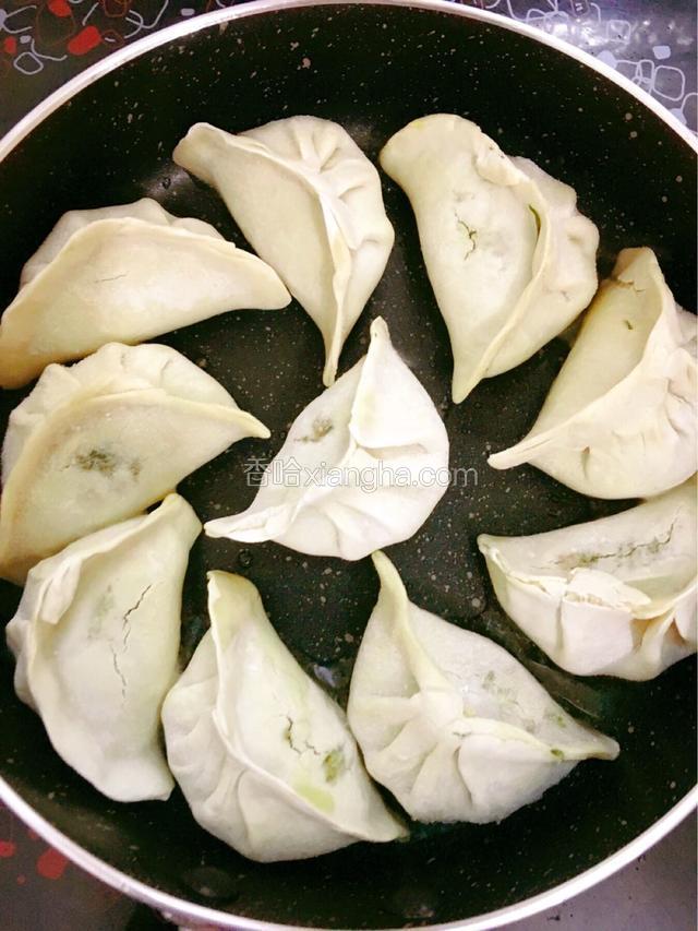摆上水饺，小火煎