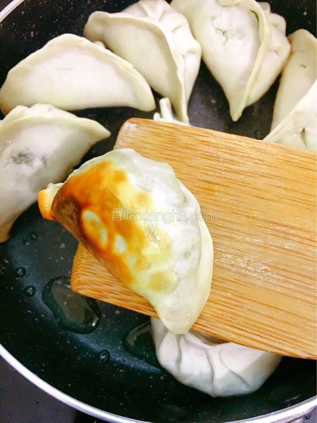 煎至水饺底部微焦