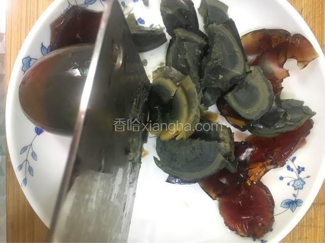 皮蛋去壳洗净后切成小块（粘上刀上的皮蛋用苋菜叶子擦干净，这样也不会浪费了）