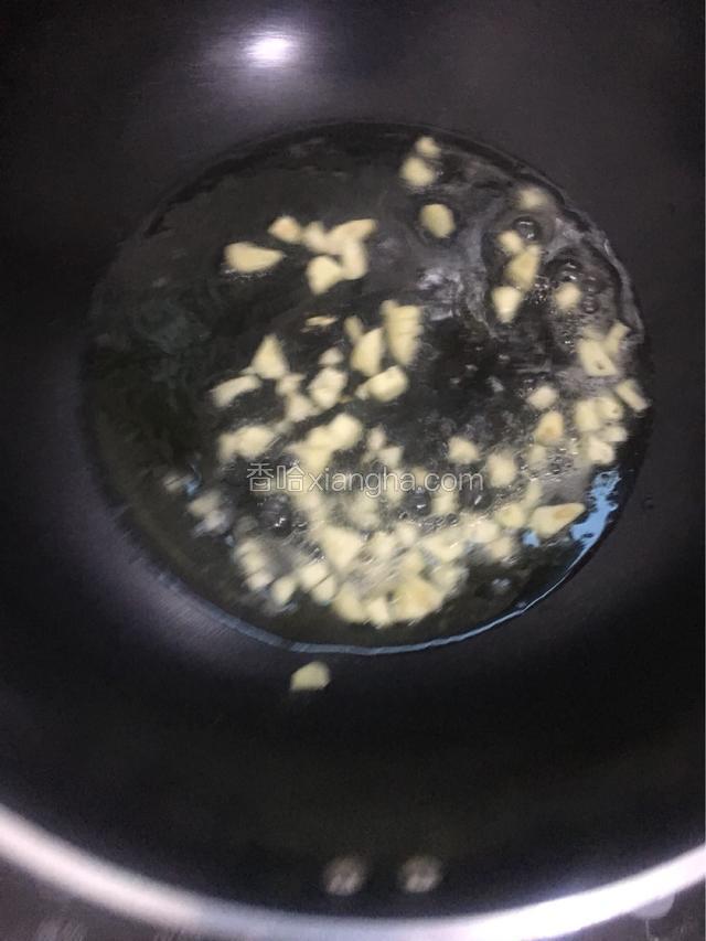锅烧热后倒入油，再放入蒜末爆香