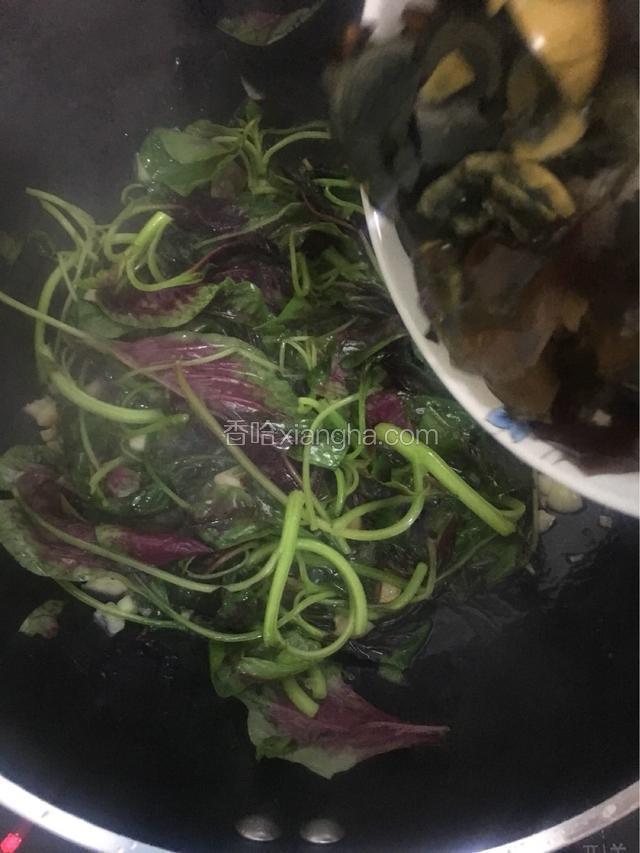 倒入皮蛋翻炒大约1分钟左右
