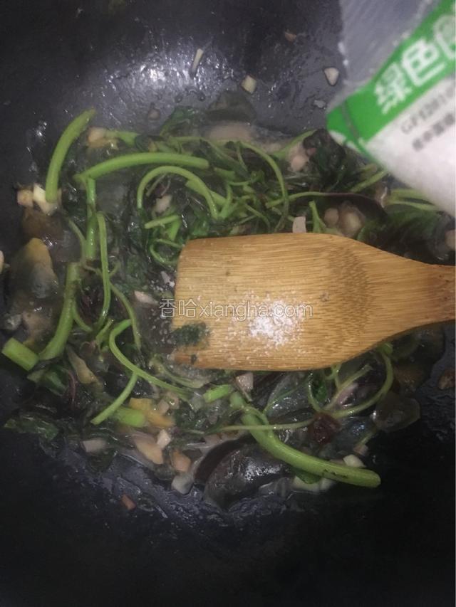 起锅前放盐调味即可出锅
