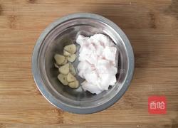 猪油渣炒菠菜的做法图解2