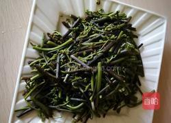 蕨菜春笋炒腊肉的做法图解1