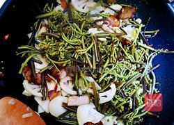 蕨菜春笋炒腊肉的做法图解8