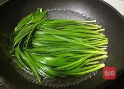 凉拌韭菜结的做法图解2