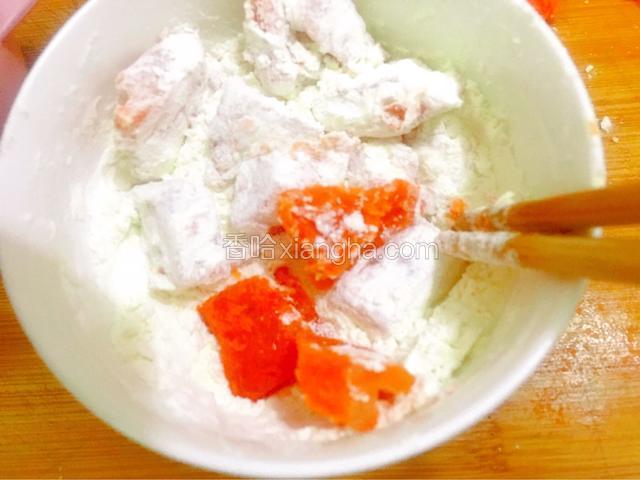 鸡柳块裹上面粉