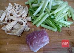 芹菜炒腐竹的做法图解2