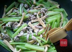 芹菜炒腐竹的做法图解14