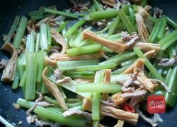 芹菜炒腐竹的做法图解16