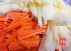 清炒红萝卜土豆丝的做法图解1