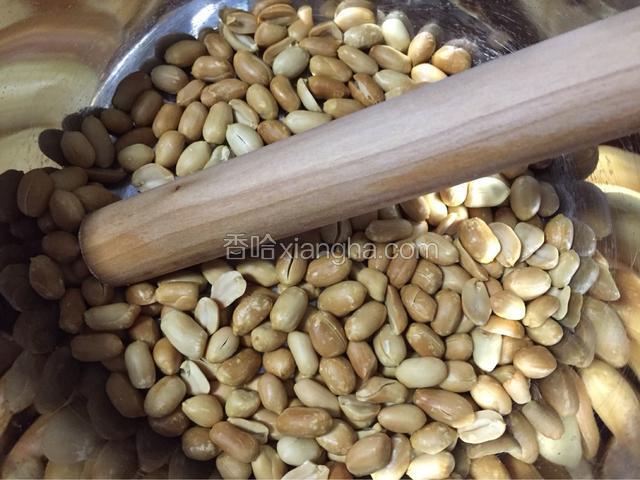 熟花生仁去皮，用擀面杖碾碎