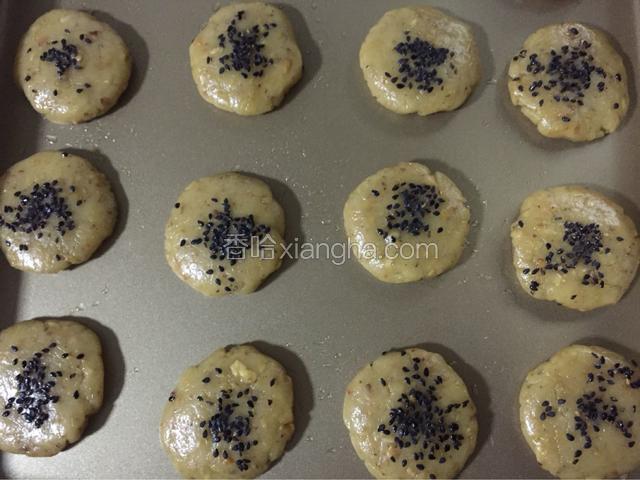 做成大小一致的面饼（这里是20g一个），再撒上熟黑芝麻，均匀的摆放在烤盘里，面饼之间要留有余地，静止半小时左右