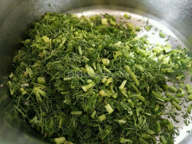 趁醒面的时间，先把茴香洗干净控干水切末放入大碗中