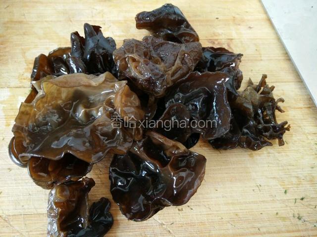 把木耳提前泡发摘洗干净控水