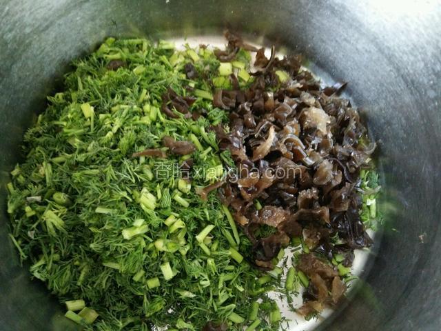 切末加入茴香碗中