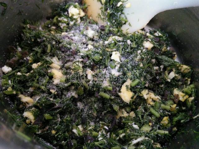 然后放油和盐，拌匀即可