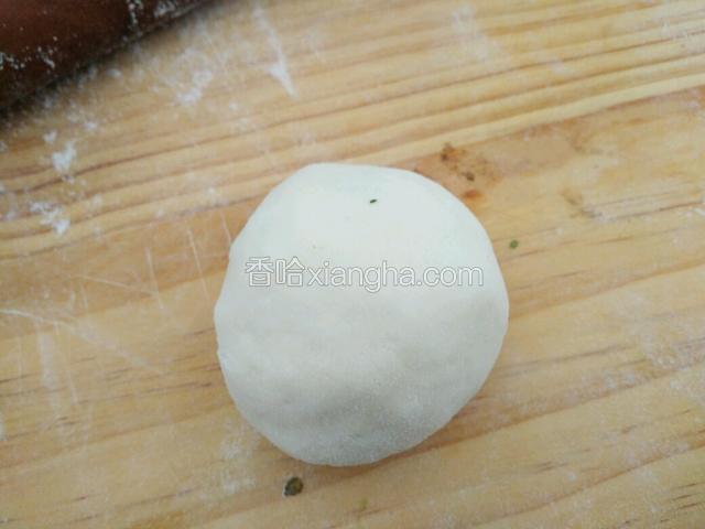 然后就像平时包包子的那样，只要把收口收紧就可以了