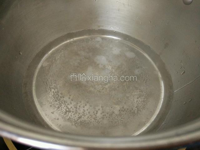 锅中加少许水，烧开
