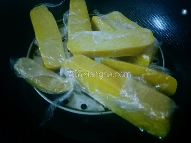 再放入煮好沸水的锅中用中小火蒸煮10-15。注意不要放在盘子蒸，放在蒸架上更容易蒸透