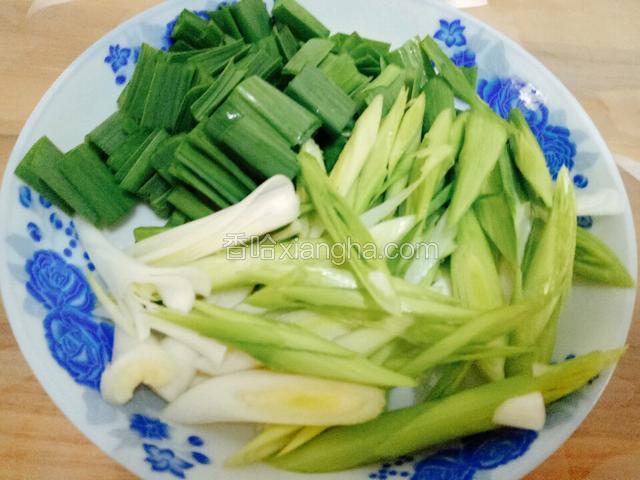 蒜和各种辅料切好备用