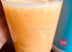 鲜榨哈密瓜百香果汁的做法图解3