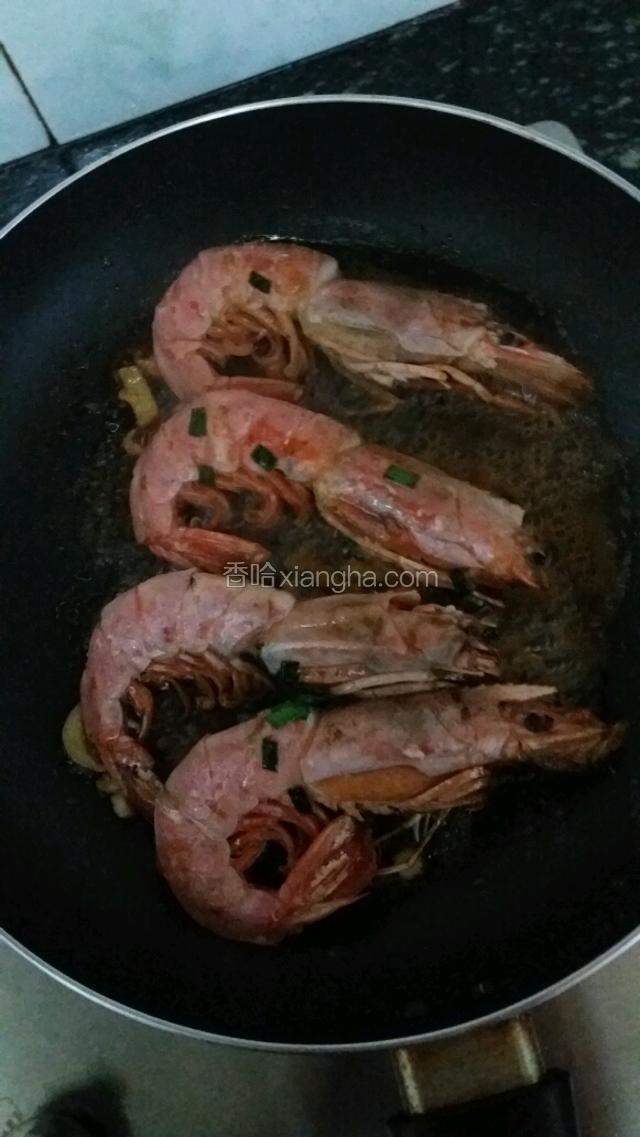 两边煎好后放入黄酒和生抽