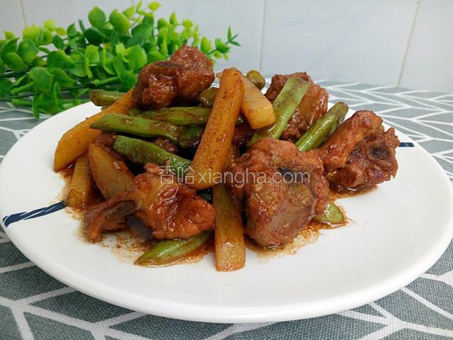 美味的豆角土豆炖排骨。