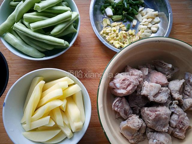 排骨捞起，所有食材切好备用。