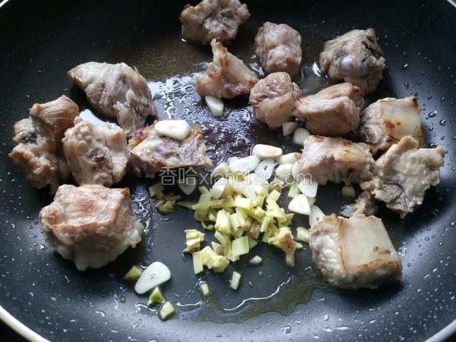 放入姜蒜，煸炒出香味。