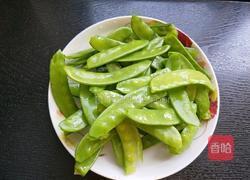 海鲜菇鸡蛋炒荷兰豆的做法图解2