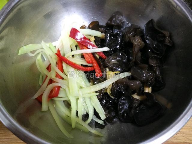 把黑木耳、莴笋丝、黄花菜、红椒与调味料一起拌匀后装盘。