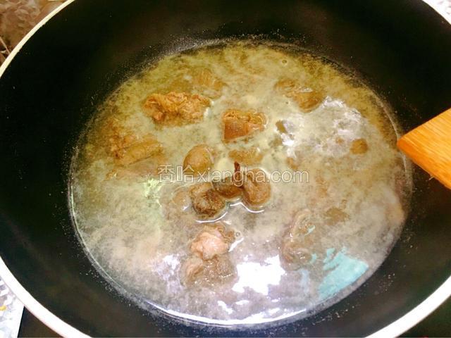 羊肉洗净后凉水下锅，水开后焯水3分钟，撇去血沫，捞出羊肉