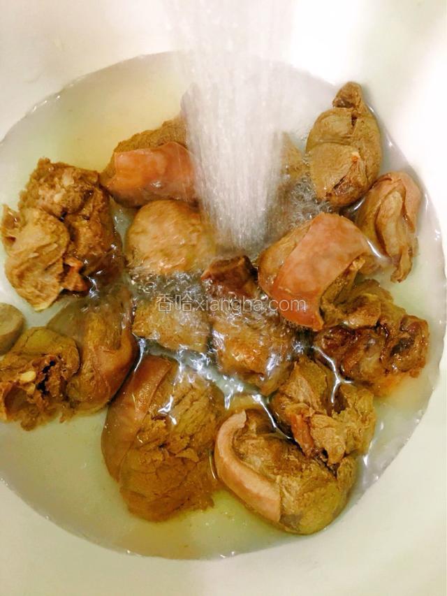 羊肉捞出放进汤碗中，加入八分满的清水