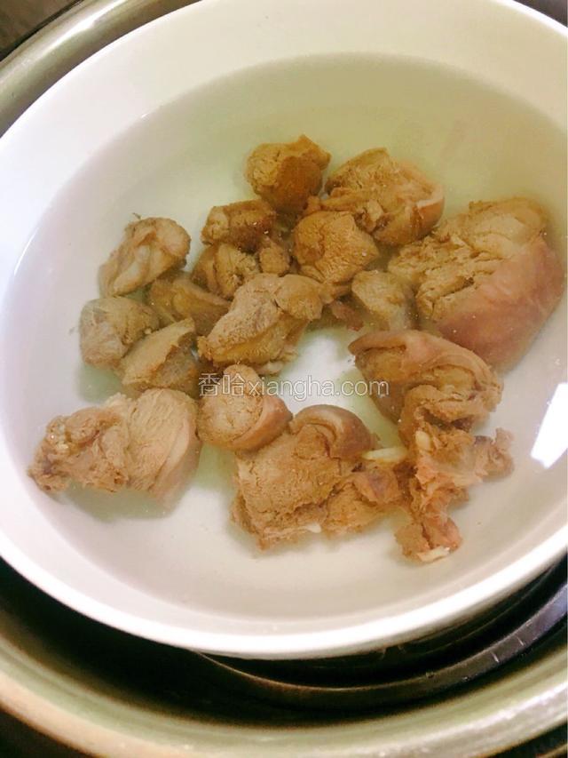 放入高压锅隔层，盖上盖子先隔水炖1小时