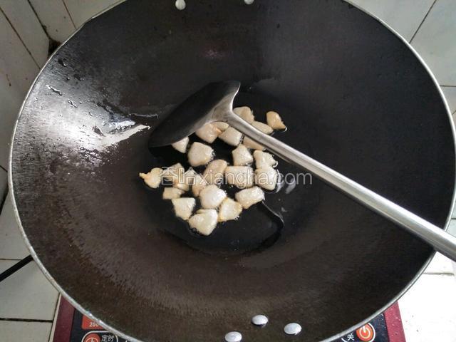 干锅放入肥肉榨油