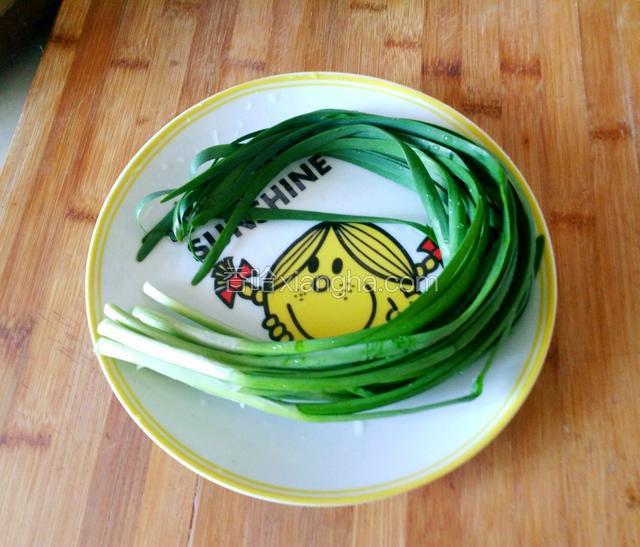 韭菜洗净装盘备用