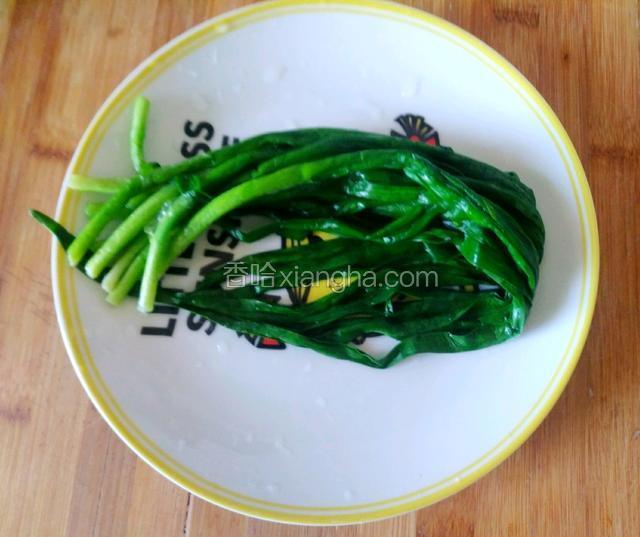 捞出控干水份，装盘备用