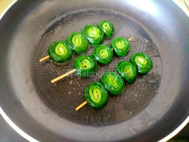 锅烧热，放入少量食用油，把韭菜串放入平底锅里