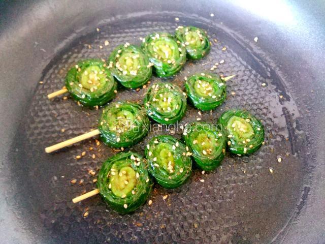 在韭菜上撒上芝麻